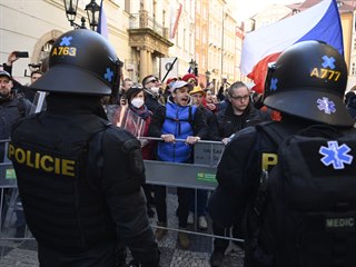 Policist brn na Staromstskm nmst v Praze ve vstupu lidem, kte se 7....