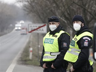 Policejní kontrola na kraji Prahy hlídá odjezd do jiného regionu.
