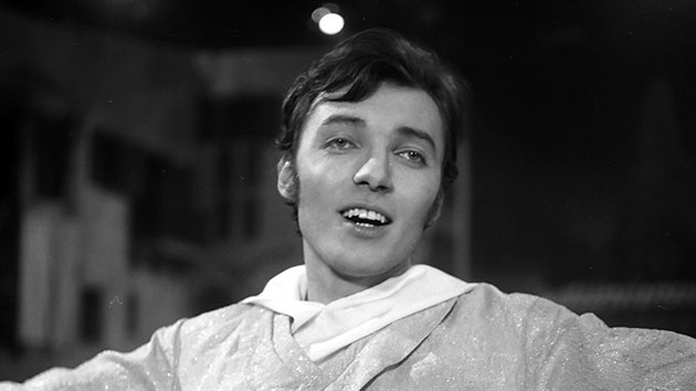 Karel Gott v historické veseloh�e Slasti otce vlasti  (1969) hrál trubadúra