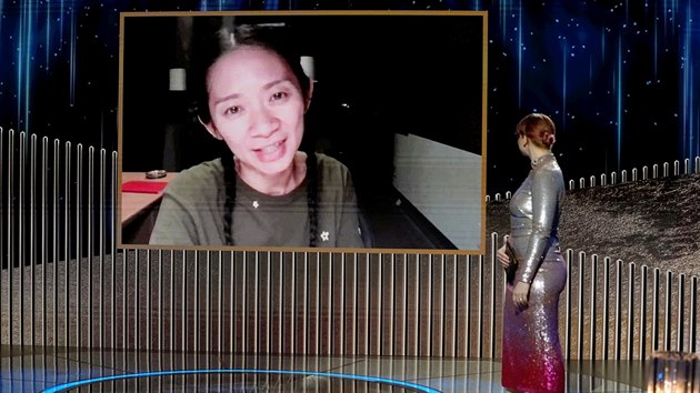 Režisérka Chloé Zhaoová si na letošních zlatých glóbech odnesla cenu za...