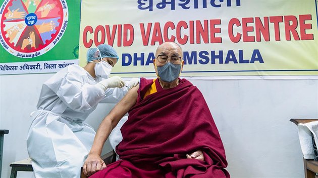 Tibetský náboenský vdce dalajlama se nechává okovat proti koronaviru v...