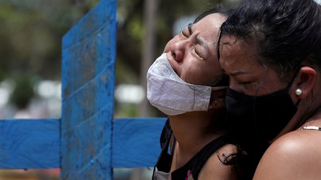 Obyvatelka brazilského msta Manaus oplakává svou matku, která zemela na...