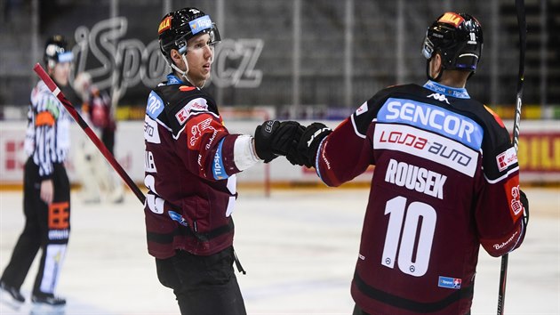 Autor �tvrtého gólu Sparty Jan Ko��álek (vlevo) p�ijímá gratulaci od spoluhrá�e...