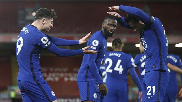 Mason Mount a Ben Chilwell slaví branku do sít� Liverpoolu.