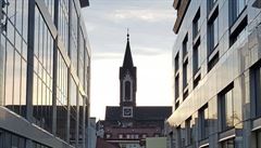 Prhled na karlínský kostel mezi budovami Forum2 (R. Bofill)
