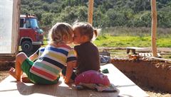 Je nás �est, u� dva roky �ijeme mimo domov. Pohodlí a jistoty m�níme za...