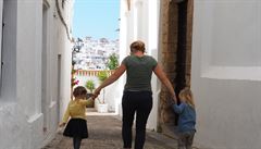 Je nás �est, u� dva roky �ijeme mimo domov. Pohodlí a jistoty m�níme za...