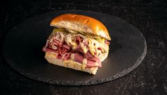 Pastrami. V Meat Vandals ho dláme ze spodního álu, které marinujeme ve...
