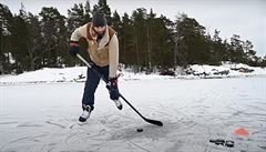 Dick Axelsson při pokusu o světový rekord v délce hokejové přihrávky