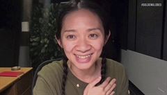 Chloé Zhaoová p�es videohovor p�ijímá ocen�ní Zlatý glóbus za nejlep�í filmové...