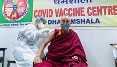 Tibetský náboženský vůdce dalajlama se nechává očkovat proti koronaviru v...