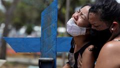Obyvatelka brazilského msta Manaus oplakává svou matku, která zemela na...
