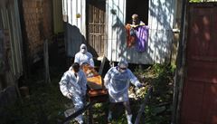 Mu� v Manausu sleduje pracovníky ve�ejené poh�ební slu�by odná�ející t�lo jeho...