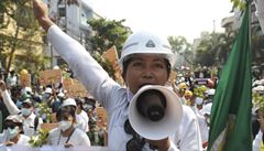 V Barm nadle demonstruj desetitisce lid. Policie provedla razie proti opozinm aktivistm