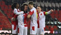 Hrái Slavie se radují z prvního gólu, který dal Luká Masopust (uprosted).