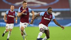 Michail Antonio a Tomá Souek v utkání proti Leedsu, v pozadí je Vladimír...