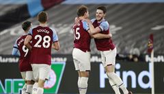 Craig Dawson a Declan Rice slaví branku do sít Leedsu.