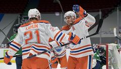 Leon Draisaitl ve spolupráci s Dominikem Kahunem.