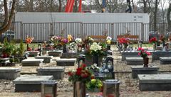 Hasiči připravovali 26. února 2021 na parkovišti před krematoriem v Karlových... | na serveru Lidovky.cz | aktuální zprávy