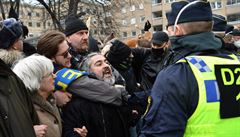 Demonstranti ve Švédsku nedodržovali rozestupy, ani neměli roušky. Během chvíle se sešly stovky lidí