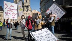 Na Staromstské námstí vyrazili demonstrovat i studenti.