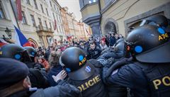 Policist v Praze pohldali ob nmst, dolo i na potyky. Dav vyrazil na Petn, pak zase zpt