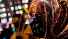 Demonstrující s roukou s nápisem Black lives matter v New Yorku.