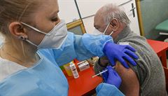 Chroničtí pacienti pod 70 let se začali registrovat na očkování, první den přišlo přes 23 tisíc žádostí