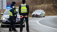 Policie kvůli zakázanému pohybu mezi okresy kontroluje řidiče na sjezdu z... | na serveru Lidovky.cz | aktuální zprávy