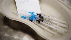 Za týden přibyla tři podezření na úmrtí po očkování proti koronaviru. Podobných případů už je 11
