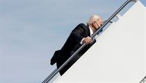 Americk mdia komentuj rovn Bidenv nstup do prezidentskho letounu Air...