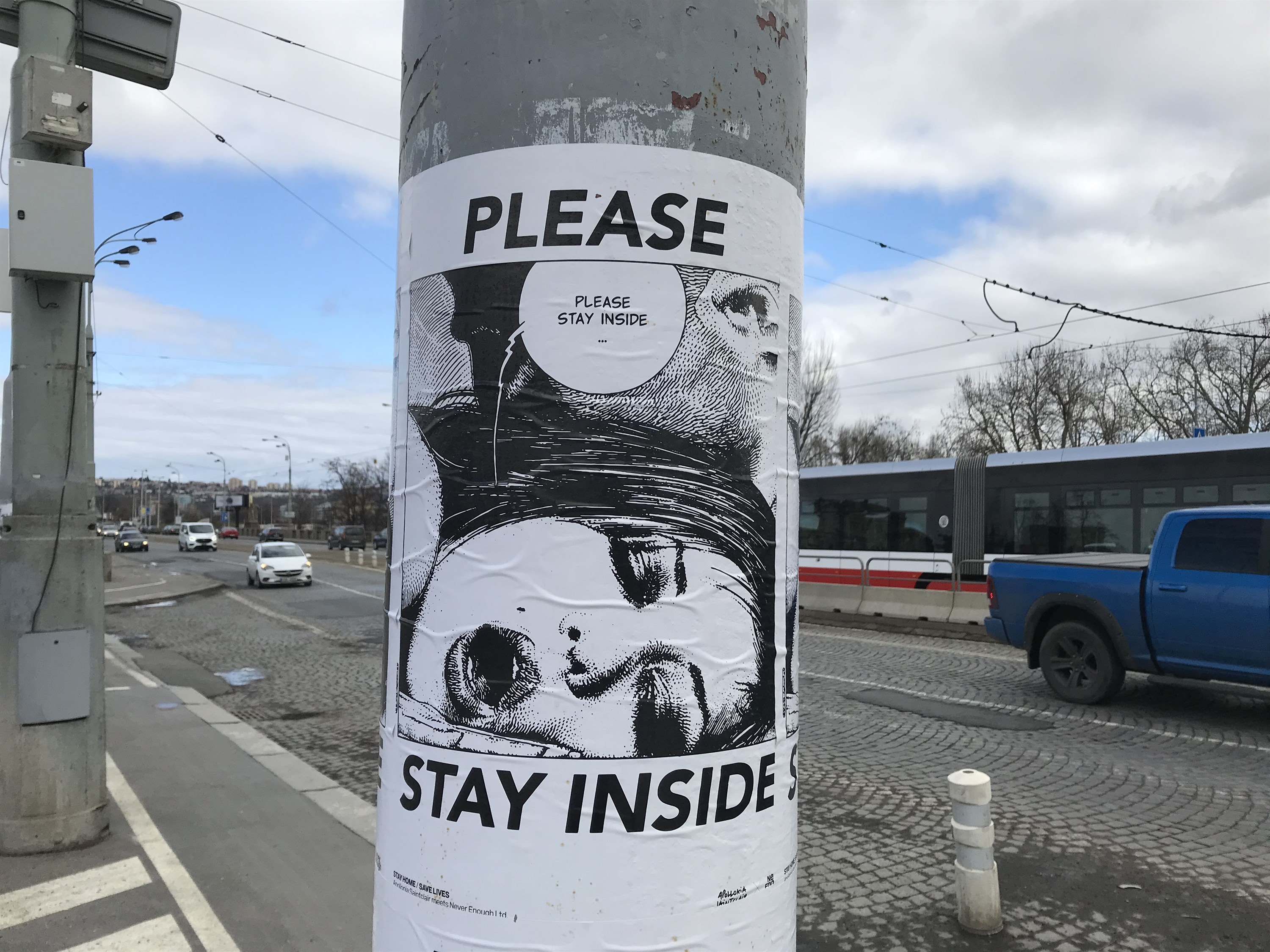 Plakát s výzvou „Please, Stay Inside – Save Lives“ v Praze, jehož autorkou je...