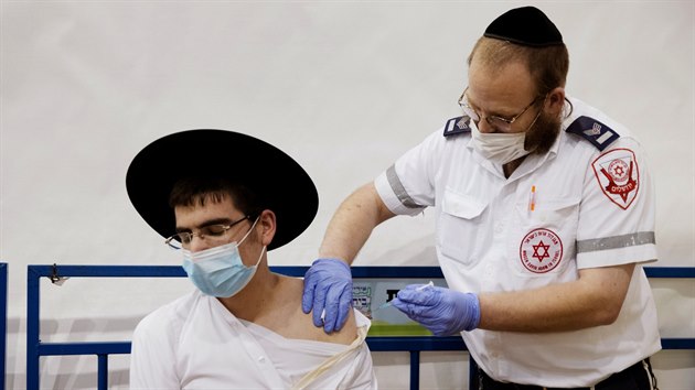 Očkování ultraortodoxních Židů na Západním břehu Jordánu.