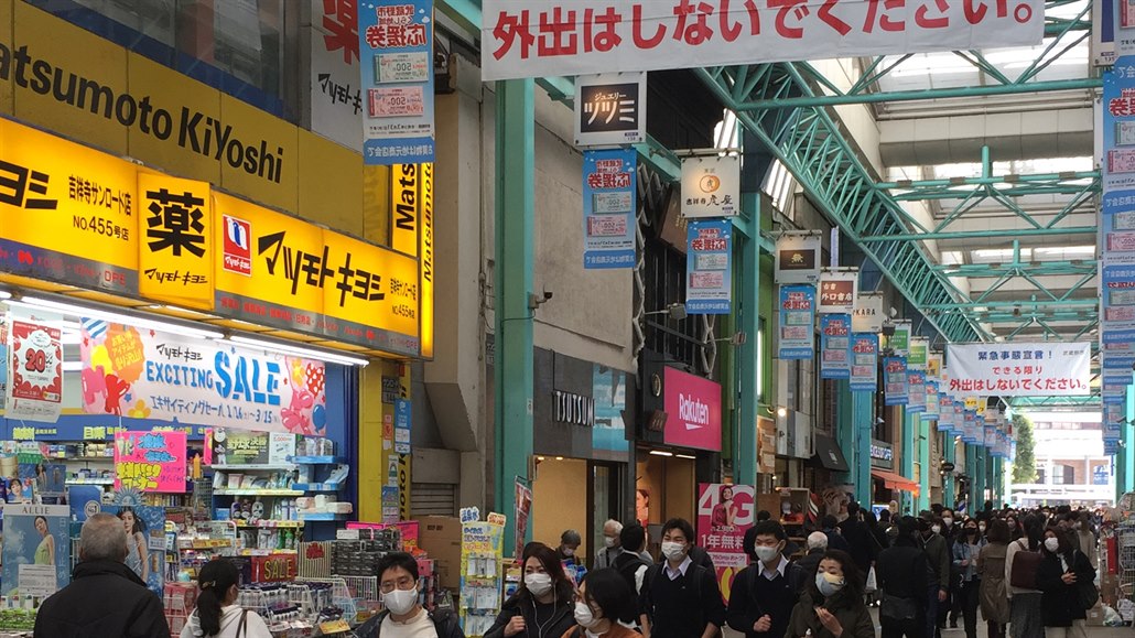 Pí zóna v Kiidódi - nápis nad hlavami chodc vyzývá Japonce, aby...