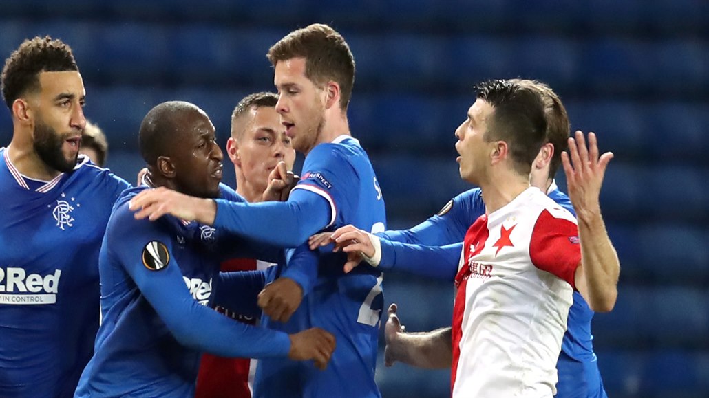 Kamara se sápe na Kúdelu v závru zápasu Rangers vs. Slavia.