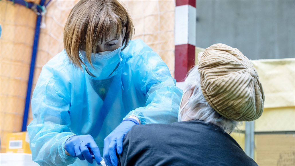 Únava po vakcíně nemusí vadit. Teplota nebo bolest svalů značí, že tělo na  očkování dobře reaguje, tvrdí odborníci | Domov | Lidovky.cz