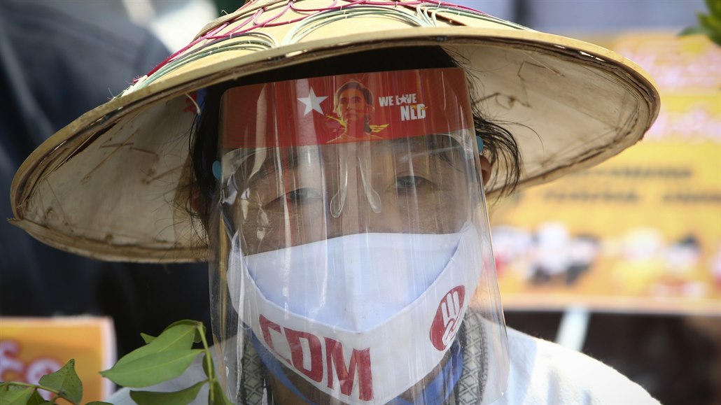 Úastnice protestu proti vojenskému pevratu v Barm.