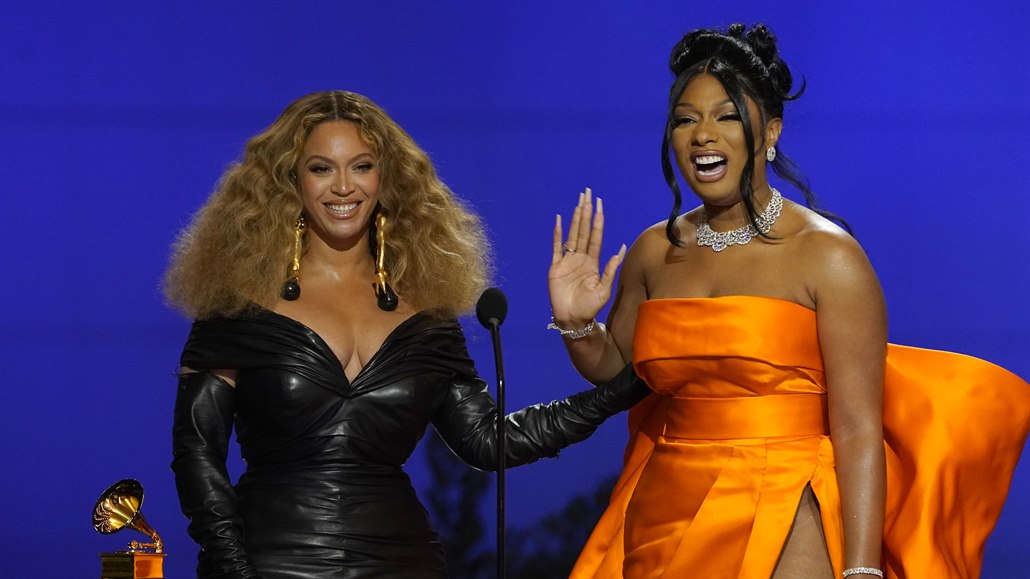 Zpvaka Beyoncé a raperka Megan Thee Stallion na pedávání Grammy.