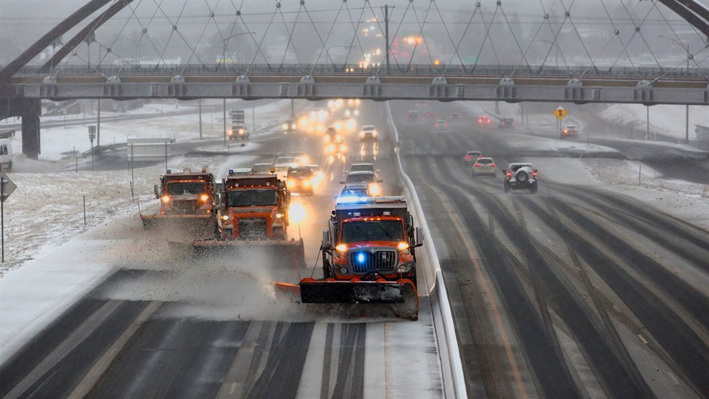Američtí meteorologové varují, že silný vítr a sněžení má v Coloradu, Wyomingu,...
