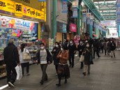 Pí zóna v Kiidódi - nápis nad hlavami chodc vyzývá Japonce, aby...