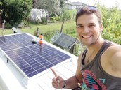 Montujeme solární panel, abychom mohli být energeticky nezávislí.