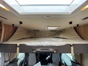 Pední spoutcí postel v integrovaném obytném voze