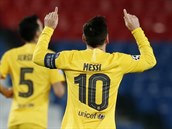 Lionel Messi slaví branku proti PSG.