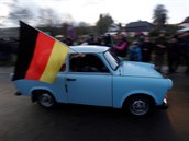 Trabant projídí davem bhem oslav pádu Berlínské zdi.