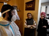 Ultraortodoxní �idovský dobrovolník poskytuje zdravotní pé�i rodinám v...