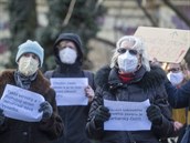 Protestující na praském Smetanov nábeí.