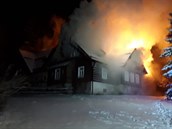 VIDEO: Roubenku pod Ještědem zachvátil rozsáhlý požár. Hasiči nasadili osm jednotek a devět cisteren
