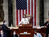 Nancy Pelosiová oznamuje schválení stimulaního balíku na podporu americké...