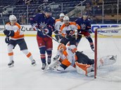 Zápas NHL mezi New York Rangers a Philadelphií Flyers ovládli jezdci.