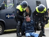 Protestující krvácející z hlavy v nizozemském Haagu po zákroku policie proti...